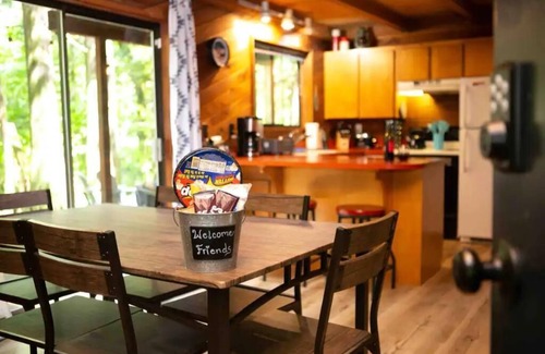 Rhododendron Cabina | Vintage Creekside Cabin, trails, WiFi, wood-stove, 20 min drive to skiing