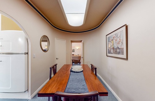 Downtown Apartamento | Vintage downtown apt with balcony, W/D, streaming, kitchen & close to the ocean