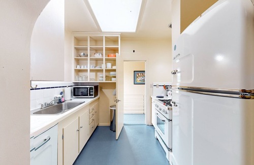 Downtown Apartamento | Vintage downtown apt with balcony, W/D, streaming, kitchen & close to the ocean