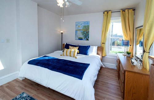 Hartford Apartamento | Vintage downtown flat near Holy Hill, Golf &Ski