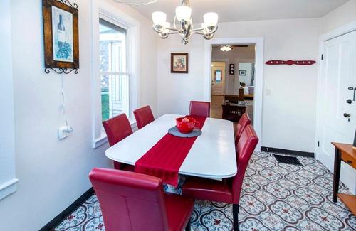 Hartford Apartamento | Vintage downtown flat near Holy Hill, Golf &Ski
