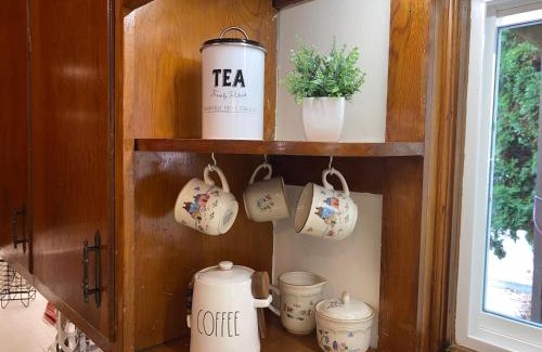 Hartford Apartamento | Vintage downtown flat near Holy Hill, Golf &Ski