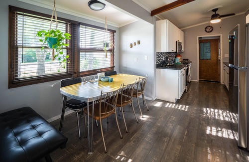 Sioux Falls Casa | Vintage Experience - Mid Century Retro Retreat- 2 Bedroom in Central Sioux Falls
