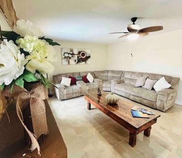 Tampa Casa | Vintage Family Scape + heated pool&discount
