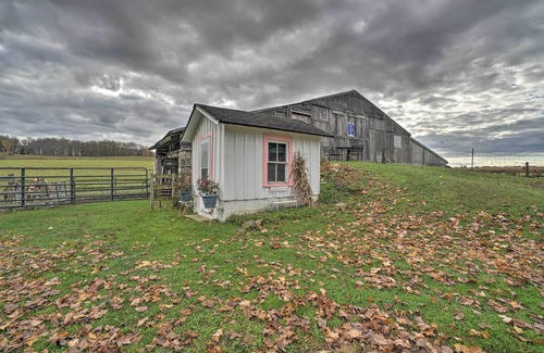 Cambridge Springs Cabaña | Vintage Farmhouse ~ 2 1/2 Mi to Mount Pleasant Ski