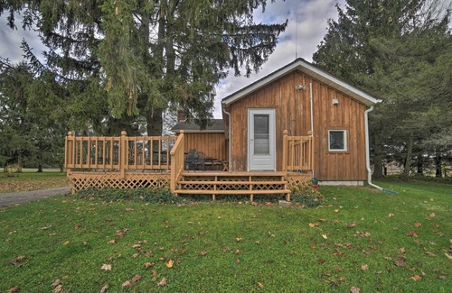 Cambridge Springs Cabaña | Vintage Farmhouse ~ 2 1/2 Mi to Mount Pleasant Ski