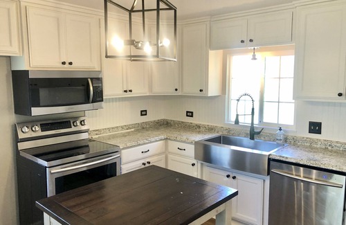 Shenandoah Valley Otro | Vintage Farmhouse on 50 acres surrounded by vineyards - Farmhouse experience