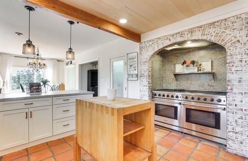 Larkspur Casa | Vintage Farmhouse w/ Hot Tub in Larkspur