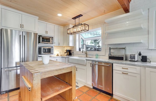 Larkspur Casa | Vintage Farmhouse w/ Hot Tub in Larkspur