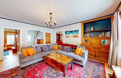 Jay Casa | Vintage Farmhouse with Private Hot Tub/Seasonal Pool, Patio, & High-Speed WiFi