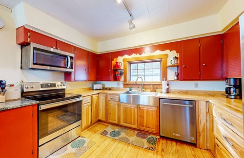 Jay Casa | Vintage Farmhouse with Private Hot Tub/Seasonal Pool, Patio, & High-Speed WiFi