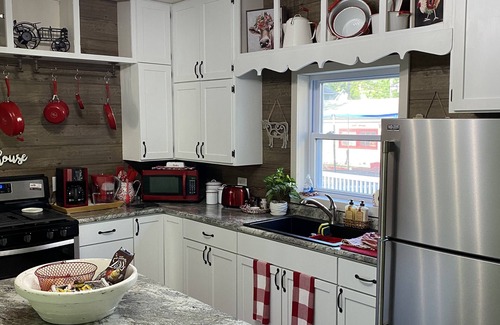 Ottumwa Casa | Vintage Farmhouse with Parking right in the City! Family Friendly, Fenced Yard.
