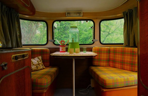 Saint-Leopardin-d'Augy Casa | Vintage Caravan in green and quiet paradise