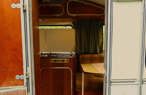 Saint-Leopardin-d'Augy Casa | Vintage Caravan in green and quiet paradise