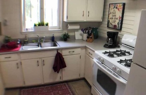 Fire Mountain Apartamento | Vintage granny flat 1 mile to beautiful beach
