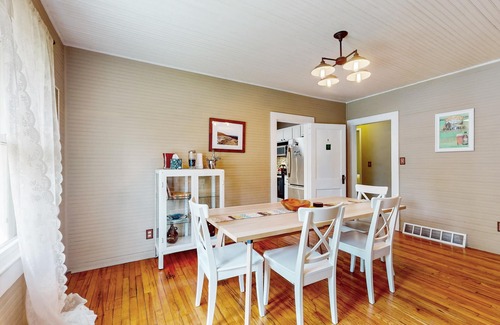 Fletcher Casa | Vintage home with modern updates - near Biltmore, Chimney Rock & Lake Lure