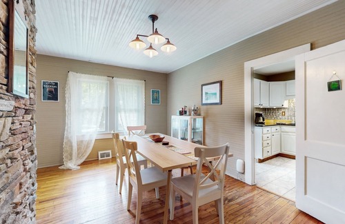 Fletcher Casa | Vintage home with modern updates - near Biltmore, Chimney Rock & Lake Lure