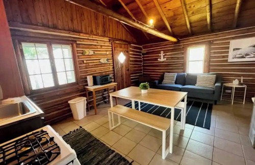 Prudenville Cabina | Vintage Lakefront Log Cabin #2