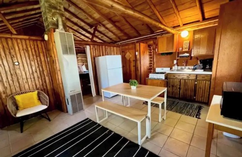 Prudenville Cabina | Vintage Lakefront Log Cabin #2
