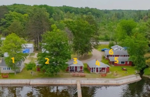 Prudenville Cabina | Vintage Lakefront Log Cabin #2