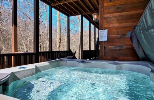 Hiawassee Cabina | Vintage Luxury Cabin Creekside with Game Room, Water Front, Hot Tub, Wi-Fi