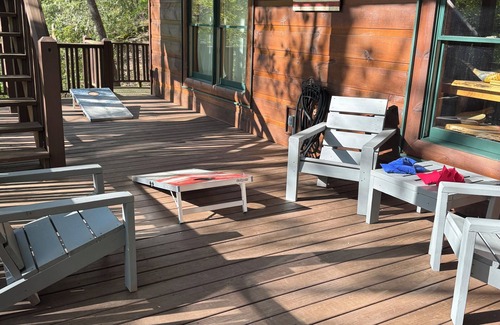 Hiawassee Cabina | Vintage Luxury Cabin Creekside with Game Room, Water Front, Hot Tub, Wi-Fi