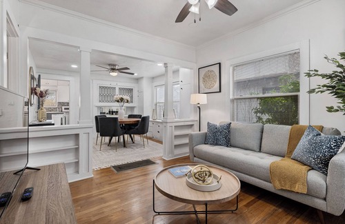 Modesto Casa | Vintage/Modern Design 3-bedroom house w/ WiFi, AC near Hospitals and Downtown