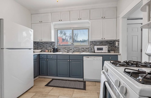 Modesto Casa | Vintage/Modern Design 3-bedroom house w/ WiFi, AC near Hospitals and Downtown
