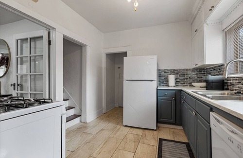 Modesto Casa | Vintage/Modern Design 3-bedroom house w/ WiFi, AC near Hospitals and Downtown