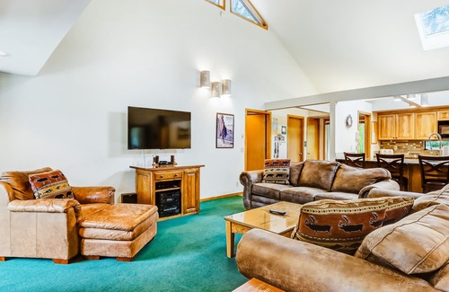 Deer Park Casa | Vintage Mountain Home con bañera de hidromasaje privada y acceso SHARC: ¡perros bienvenidos!