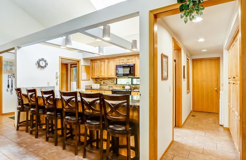 Deer Park Casa | Vintage Mountain Home con bañera de hidromasaje privada y acceso SHARC: ¡perros bienvenidos!