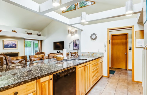 Deer Park Casa | Vintage Mountain Home con bañera de hidromasaje privada y acceso SHARC: ¡perros bienvenidos!