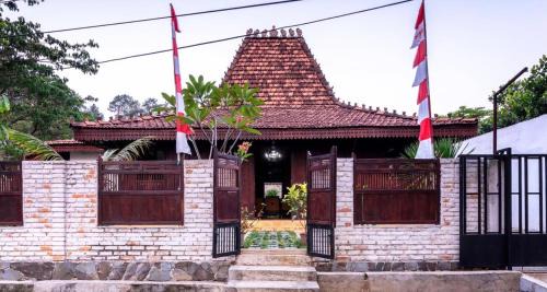 Bogor Tengah Casa | Vintage room 2 in Joglo House By penggemarlawas