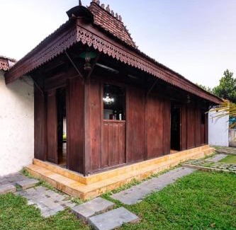 Bogor Tengah Casa | Vintage room 2 in Joglo House By penggemarlawas