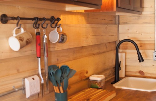 Woodland Park Cabina | Vintage Sheriff Tiny Cabin - HOT TUB!