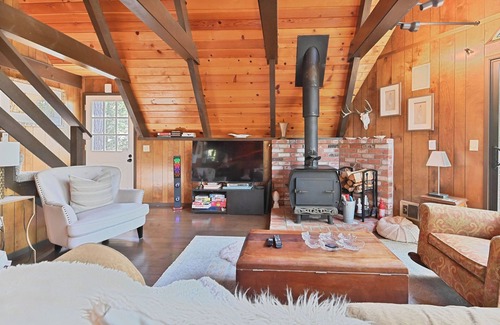 Hathaway Pines Chalet De Esquí | Vintage Ski Chalet in Stanislaus National Forest with Canyon Views & Spa