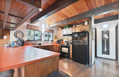 Hathaway Pines Chalet De Esquí | Vintage Ski Chalet in Stanislaus National Forest with Canyon Views & Spa