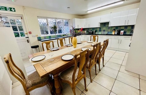 Fifield Casa | Vintage style Lodge In Windsor! Sleeps 15! Hot Tub!