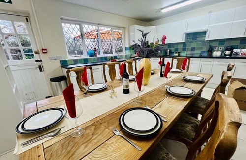 Fifield Casa | Vintage style Lodge In Windsor! Sleeps 15! Hot Tub!