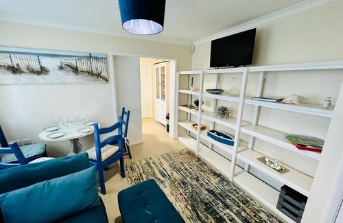 Fifield Casa | Vintage style Lodge In Windsor! Sleeps 15! Hot Tub!