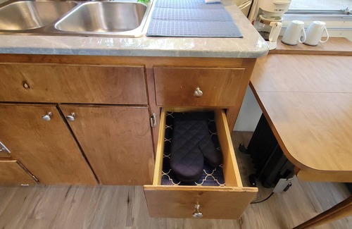 Bellaire Alquiler De RV | Vintage Trailer Nestled into a beautifully wooded Campground