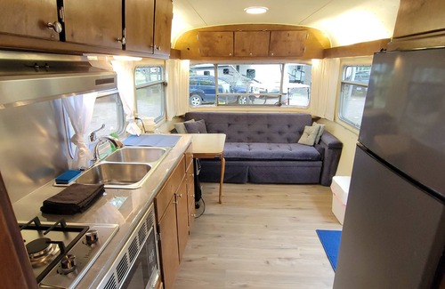 Bellaire Alquiler De RV | Vintage Trailer Nestled into a beautifully wooded Campground