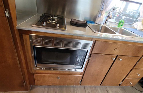 Bellaire Alquiler De RV | Vintage Trailer Nestled into a beautifully wooded Campground