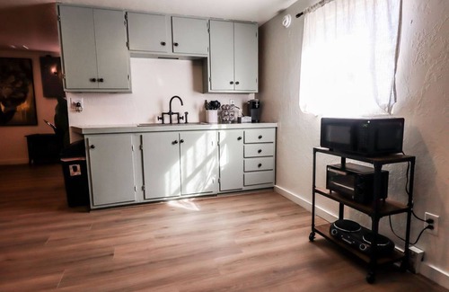 Sulphur Casa | Vintage Trolley Time Capsule! Super close to great hiking trails and swimming