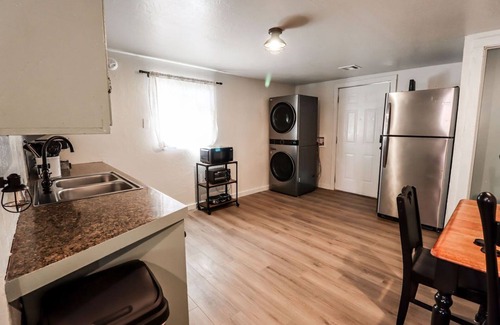 Sulphur Casa | Vintage Trolley Time Capsule! Super close to great hiking trails and swimming