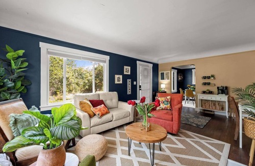 Olympia Casa | Vintage Vibes - 8 Guests 1628sf