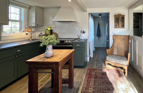 State College Casa | VINTAGE VIBES - HOT TUB - KING BED - COTTAGE ABODE
