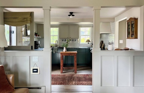 State College Casa | VINTAGE VIBES - HOT TUB - KING BED - COTTAGE ABODE