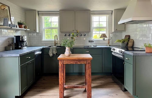 State College Casa | VINTAGE VIBES - HOT TUB - KING BED - COTTAGE ABODE