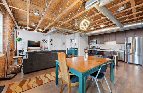 Short North Apartamento | Vintage Vibes: Open & Relaxed in Short North